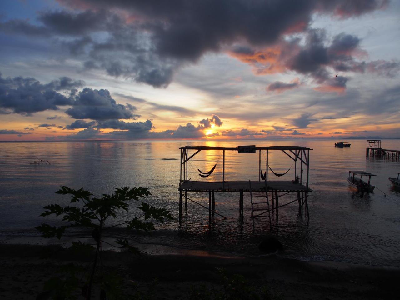 Sanctum Una Una Eco Dive Resort Pulau Unauna Exterior photo